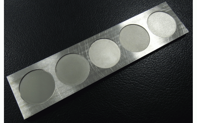 鏡面火花機的樣板， 左側的鏡面， 右側的粗紋