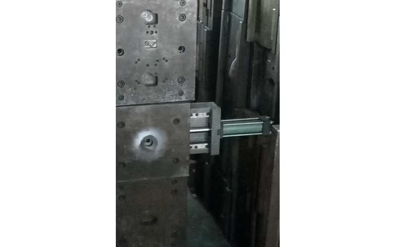 模具廠手上的油缸，原理簡(jiǎn)單，使用方便，便于使用！